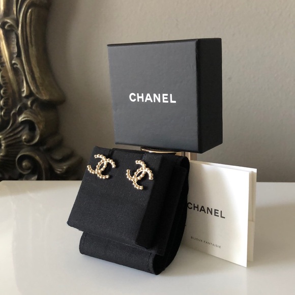 NEW CHANEL Classic CC Logo Earrings - Picture 5 of 10